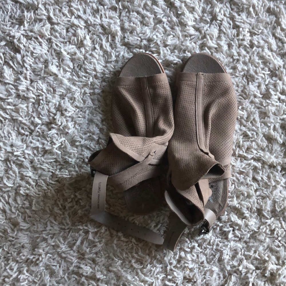 Tan sandals no heel